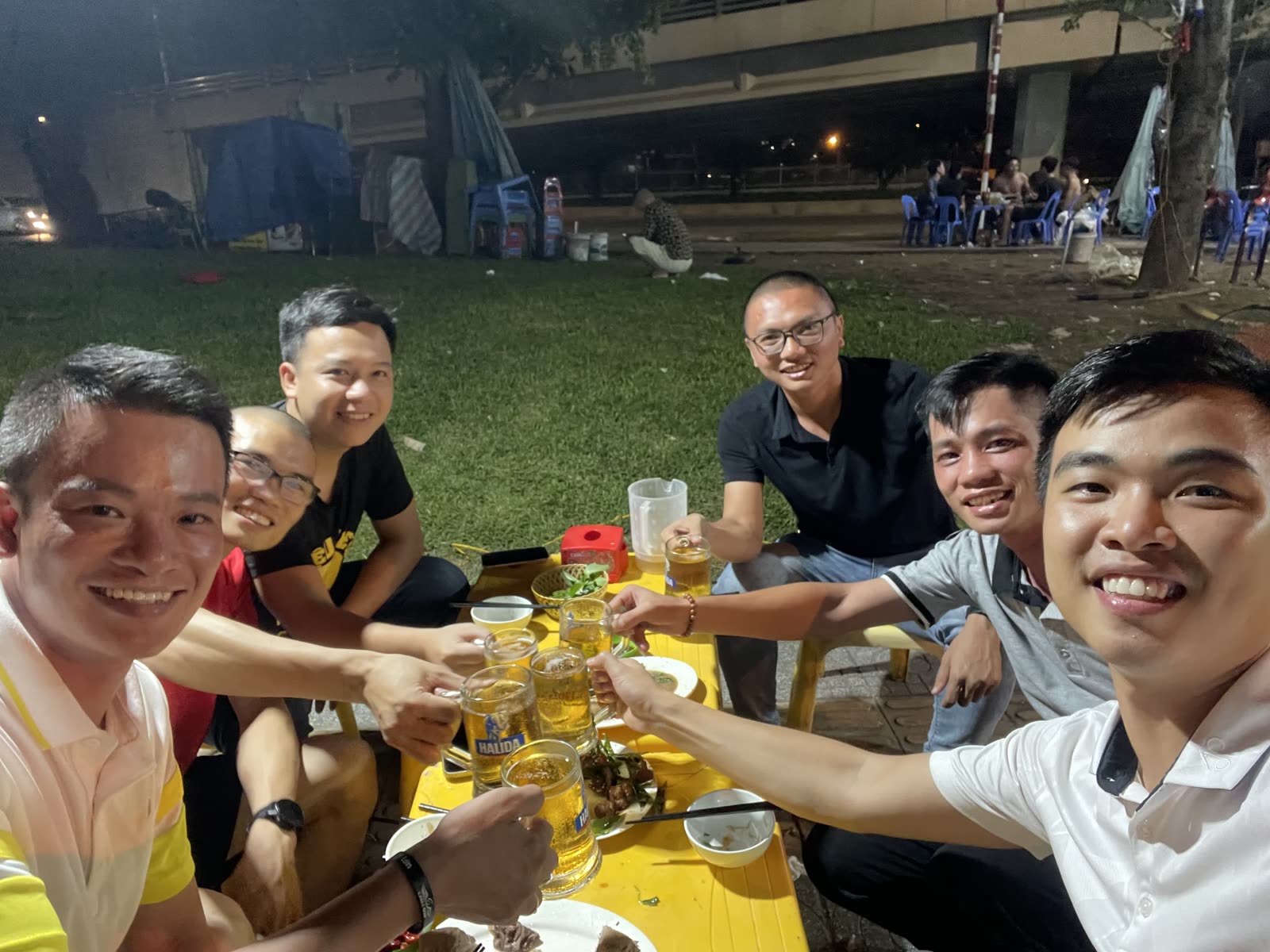 Nhóm bạn tụ họp ăn uống ngoài trời ở Hà Nội đêm trước khi lên Sapa thi VMM
