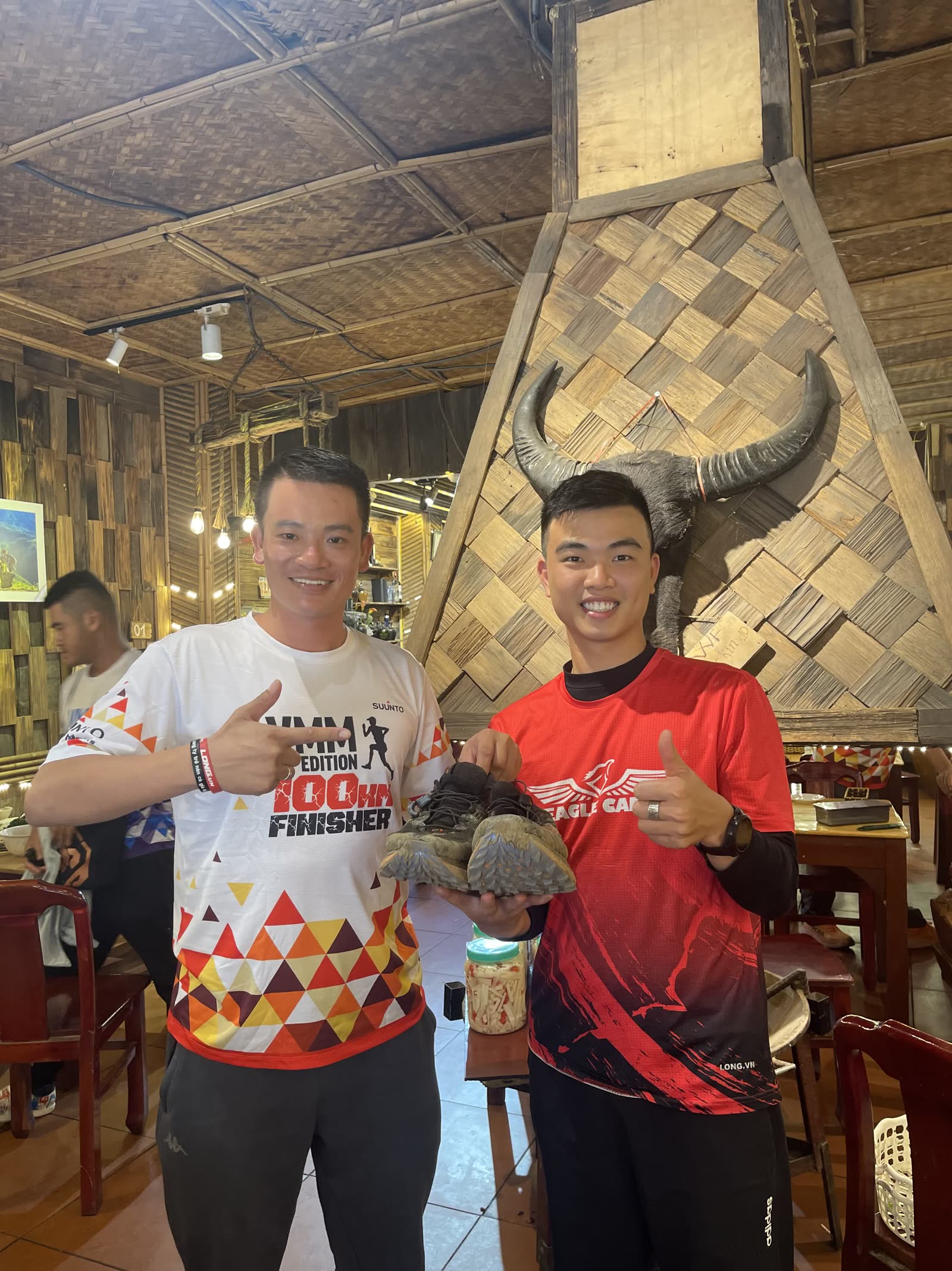 Anh Ngọc Anh tặng Hùng đôi giày trail lấm bùn đã cùng anh hoàn thành 100km VMM 2023