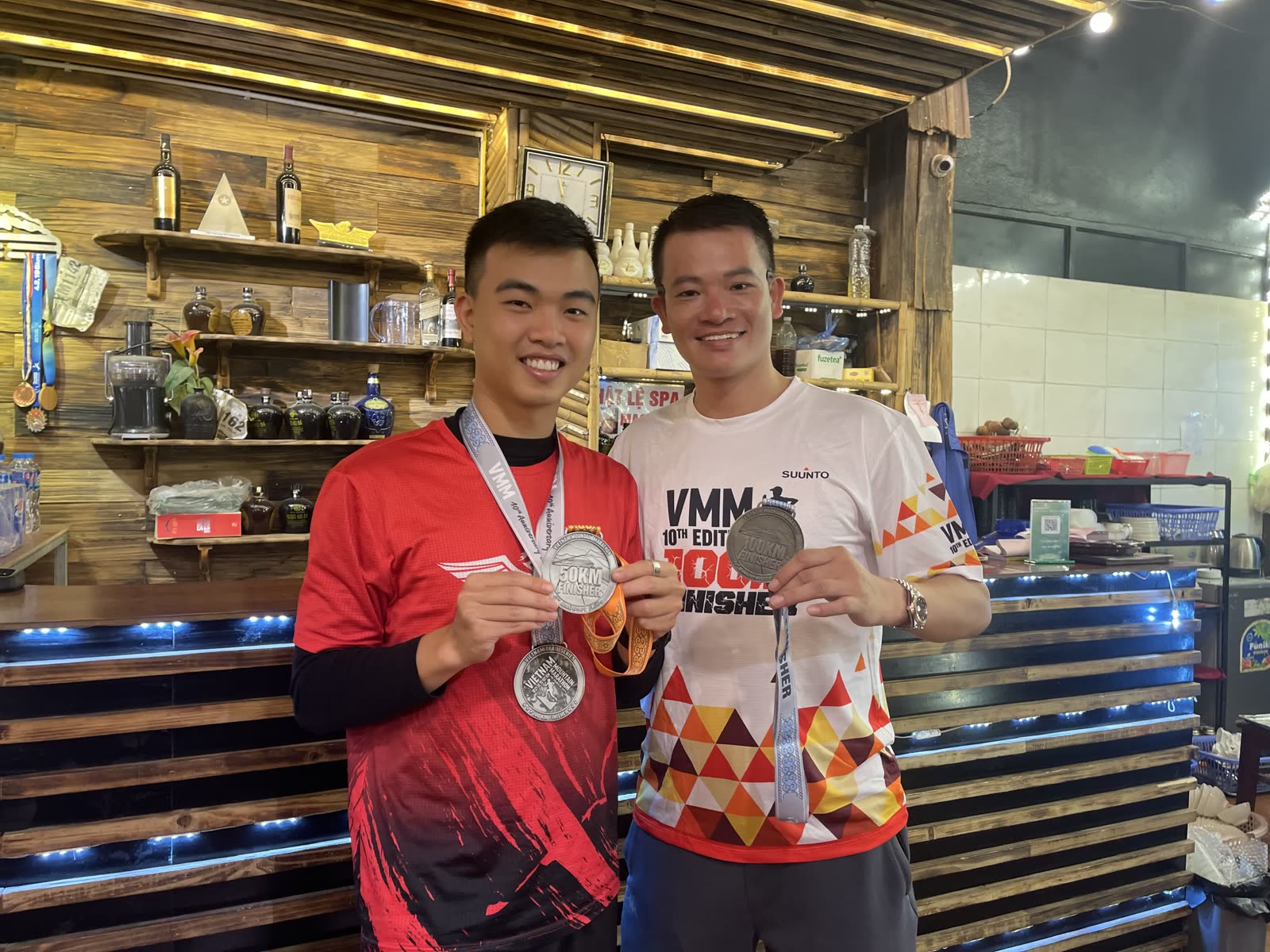 Hùng và anh Ngọc Anh cùng khoe huy chương finisher VMM 10th Anniversary Edition
