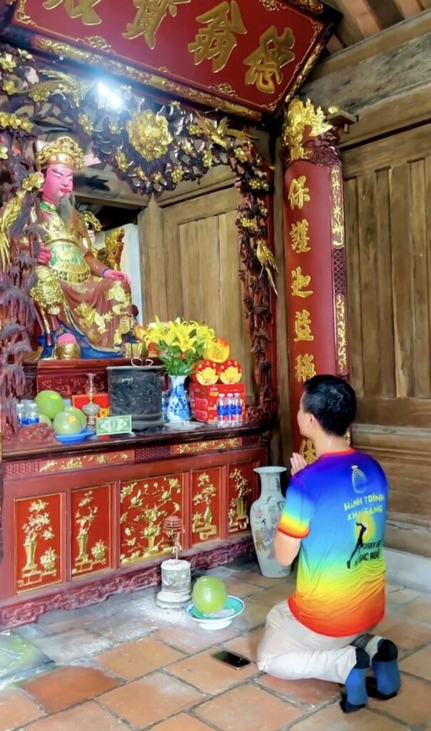 Master Xuân Hùng Lễ Lạy Đức Chúa Ông Ở Yên Tử